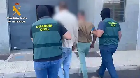 Agentes de la Guardia Civil conducen a dos detenidos durante la actuación en Almería. Agentes de la Guardia Civil conducen a dos detenidos durante la actuación en Almería.