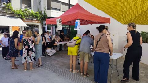 Vecinos y vecinas de Novelda firmando en contra de las macroplantas solares