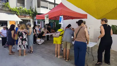 Vecinos y vecinas de Novelda firmando en contra de las macroplantas solares Vecinos y vecinas de Novelda firmando en contra de las macroplantas solares