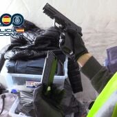 Durante la operación se han localizado diversas armas.