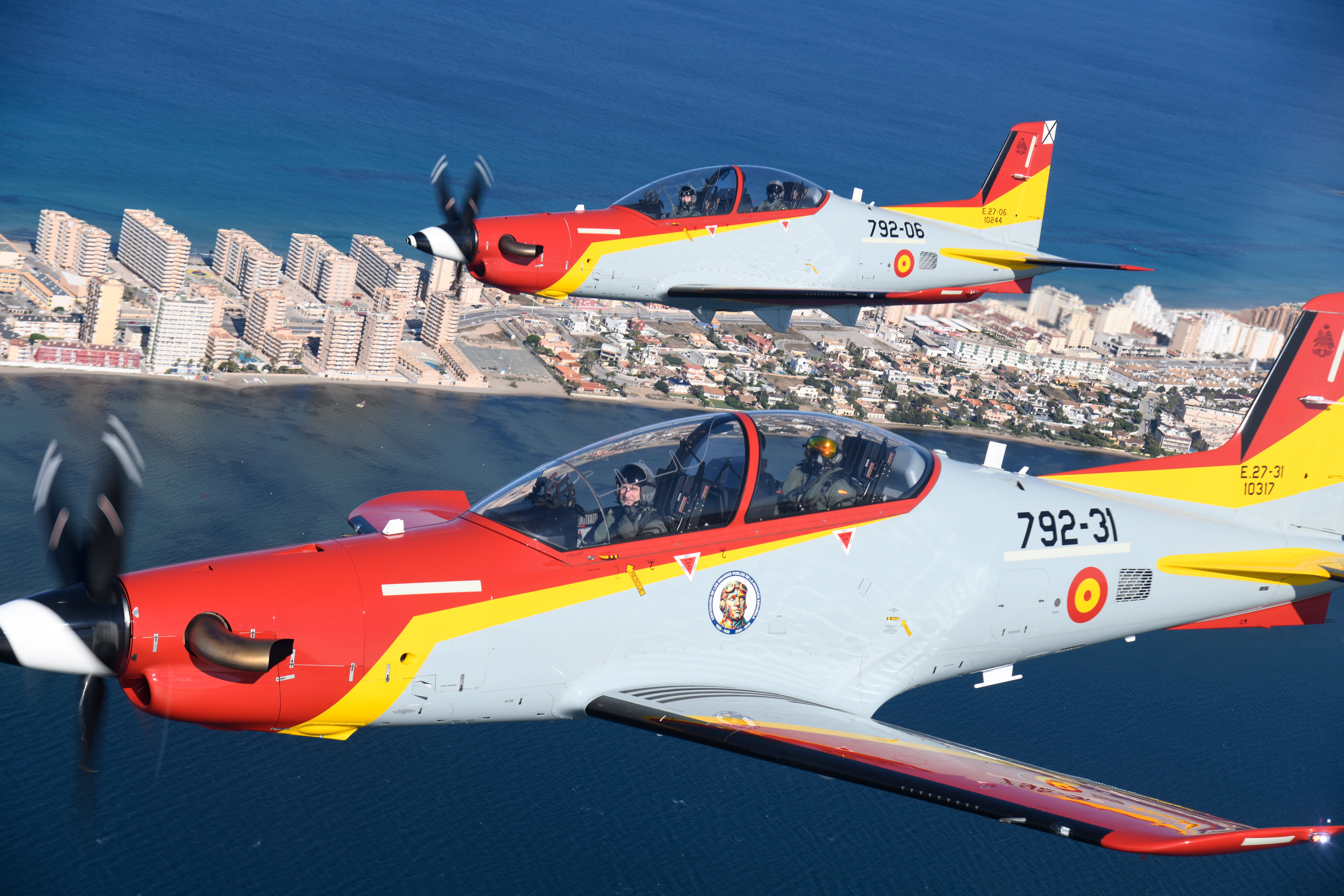 Vuelo histórico del rey Felipe VI y la princesa Leonor a bordo de dos aviones Pilatus PC-21 Vuelo histórico del rey Felipe VI y la princesa Leonor a bordo de dos aviones Pilatus PC-21
