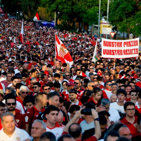 Colectivos de pequeños accionistas, peñas y otros grupos sevillistas se manifiestan este jueves, bajo el lema "S.O.S Sevilla Fútbol Club".