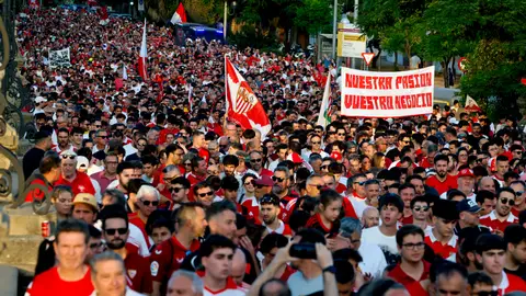 Colectivos de pequeños accionistas, peñas y otros grupos sevillistas se manifiestan este jueves, bajo el lema "S.O.S Sevilla Fútbol Club". Colectivos de pequeños accionistas, peñas y otros grupos sevillistas se manifiestan este jueves, bajo el lema "S.O.S Sevilla Fútbol Club".