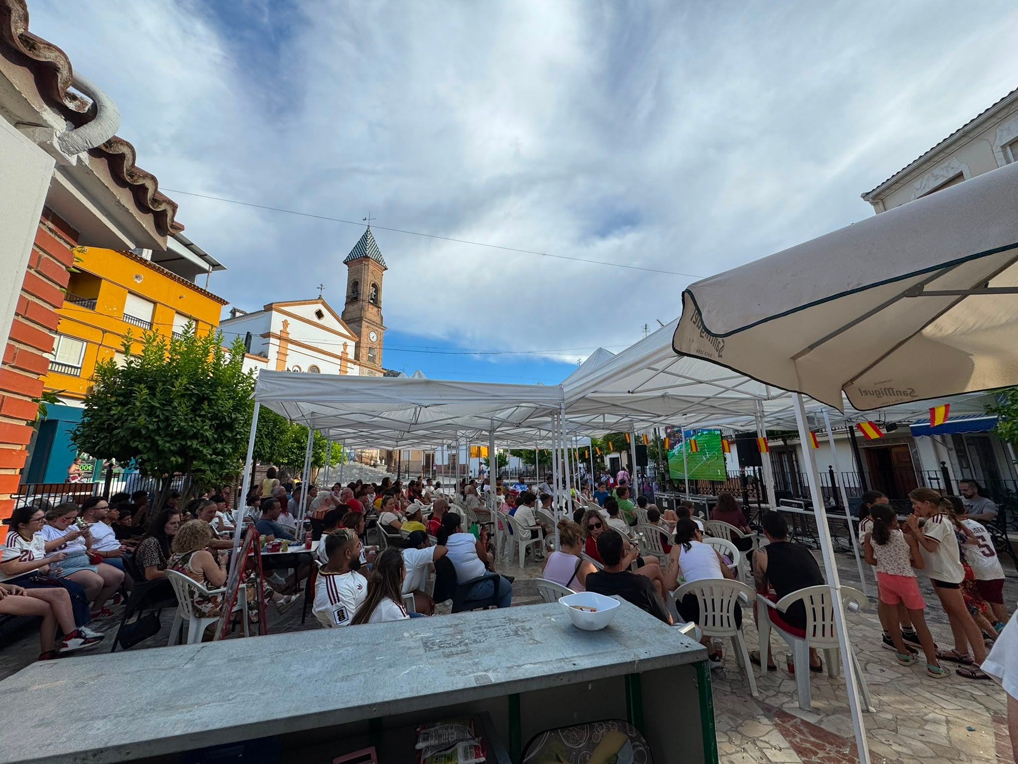 Cuevas de San Marcos da la bienvenida al verano con pantallas gigantes para ver los partidos del Málaga CF y de España Cuevas de San Marcos da la bienvenida al verano con pantallas gigantes para ver los partidos del Málaga CF y de España