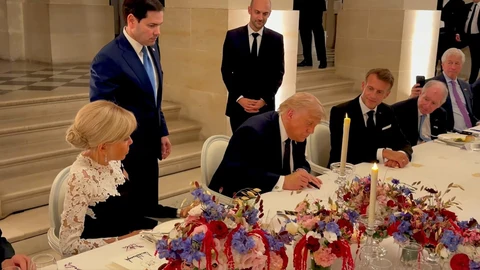 Donald Trump, firmando el acuerdo con Irán junto a su homólogo de Francia Emmanuel Macron este miércoles, en el Palacio de Versalles