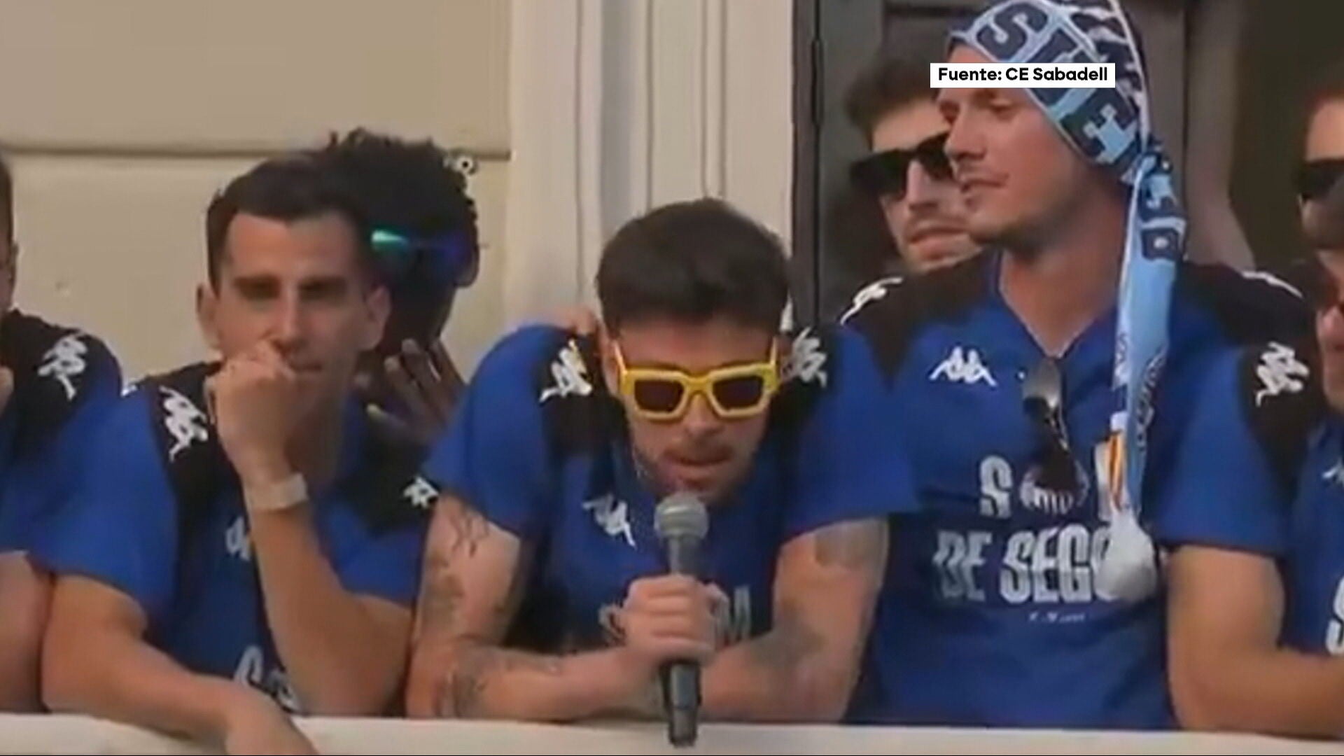 Se viraliza el cántico contra Pedro Sánchez del portero del Sabadell durante la celebración del ascenso. Se viraliza el cántico contra Pedro Sánchez del portero del Sabadell durante la celebración del ascenso.