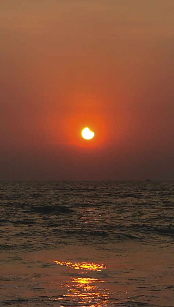 Inicio de un eclipse solar en el mar