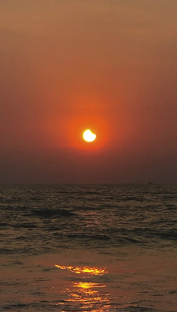 Inicio de un eclipse solar en el mar Inicio de un eclipse solar en el mar