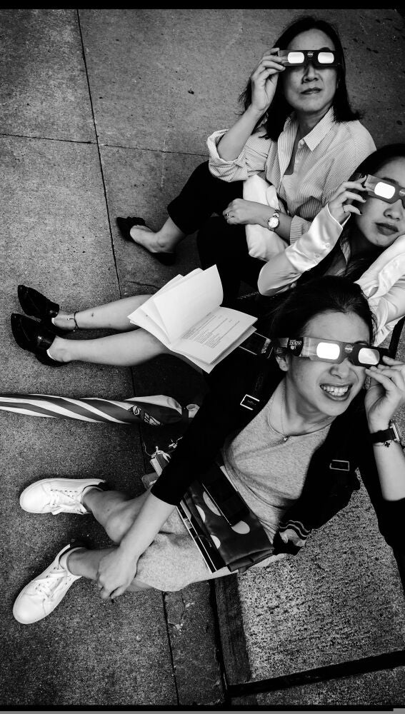 Mujeres observando un eclipse de sol