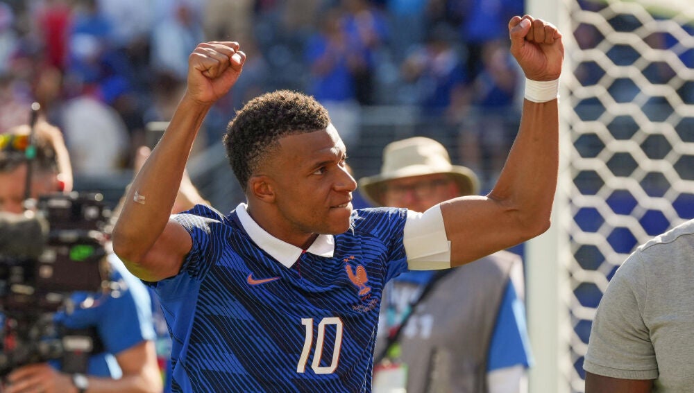 Kylian Mbappe celebra un a Senegal en el estadio MetLife de Nueva Jersey (Estados Unidos)