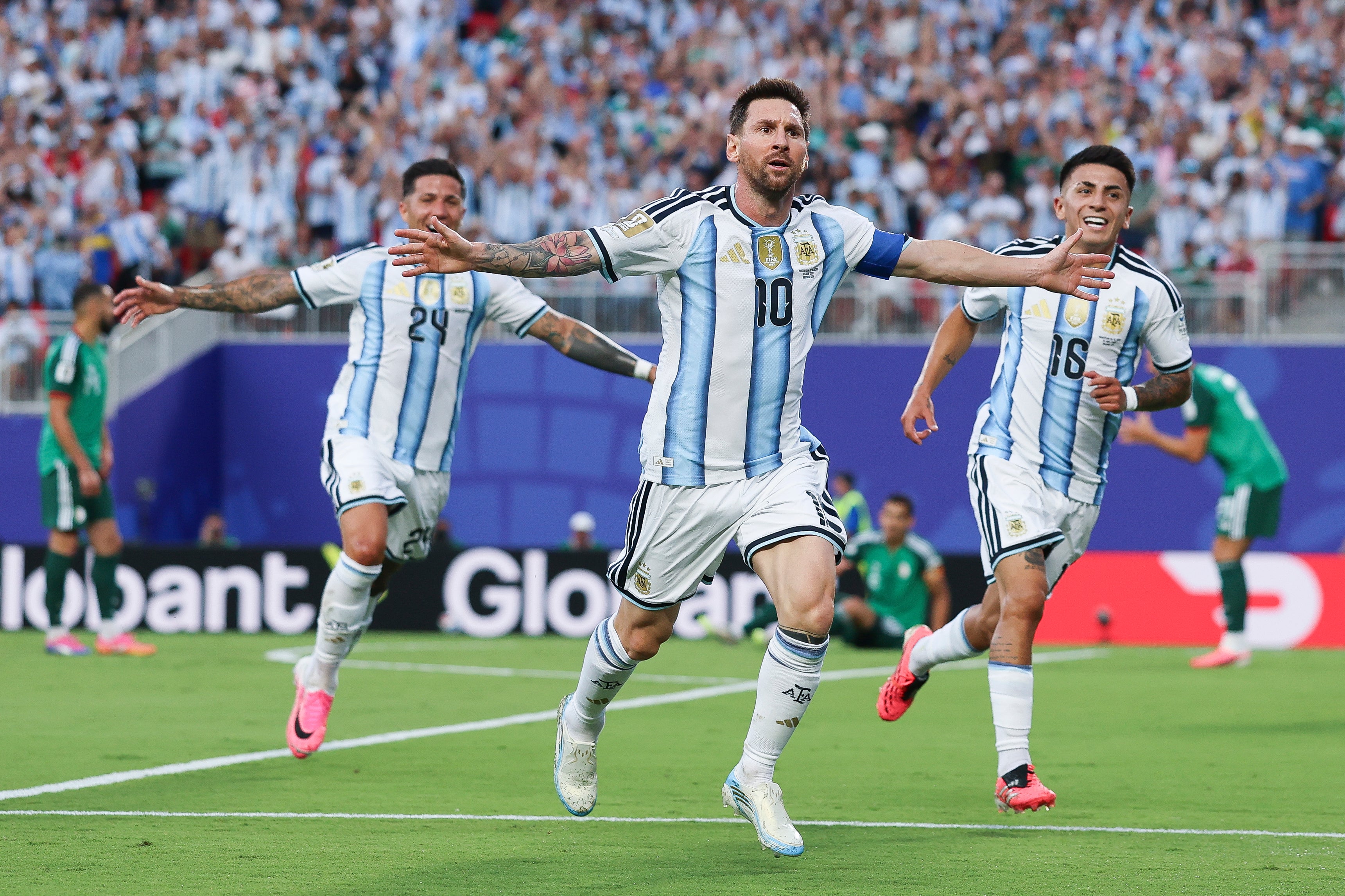 Leo Messi celebra uno de sus goles en el debut de Argentina en el Mundial Leo Messi celebra uno de sus goles en el debut de Argentina en el Mundial