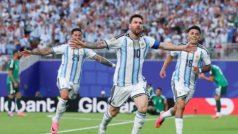 Leo Messi celebra uno de sus goles en el debut de Argentina en el Mundial Leo Messi celebra uno de sus goles en el debut de Argentina en el Mundial