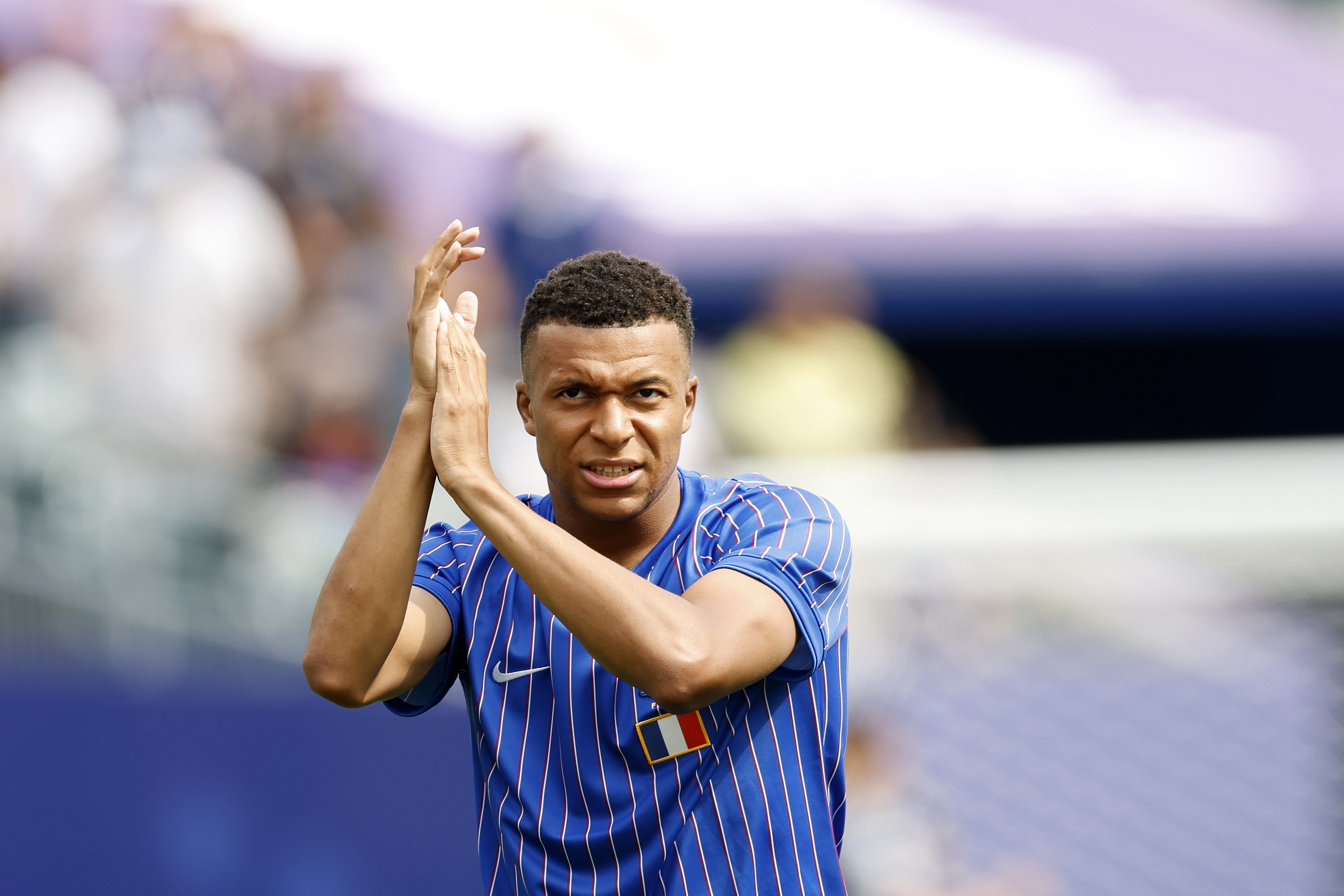 Mbappé durante el calentamiento Mbappé durante el calentamiento