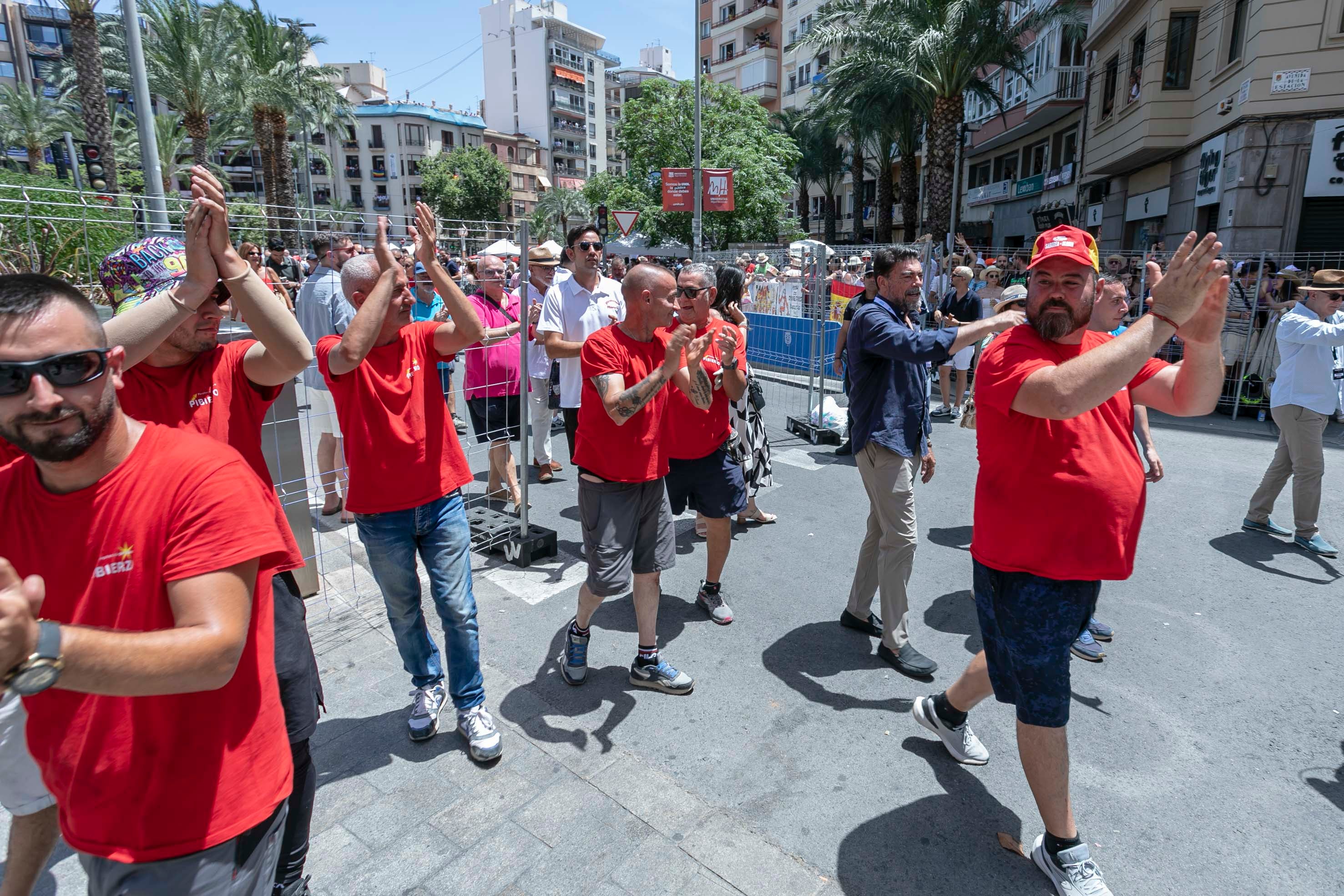 La pirotecnia Pibierzo se gana al público con una mascletà en la que ha combinado efectos alicantinos y de las pirotecnias del norte La pirotecnia Pibierzo se gana al público con una mascletà en la que ha combinado efectos alicantinos y de las pirotecnias del norte