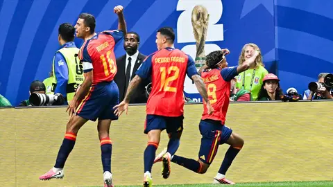 España celebra la victoria ante Arabia Saudí. España celebra la victoria ante Arabia Saudí.