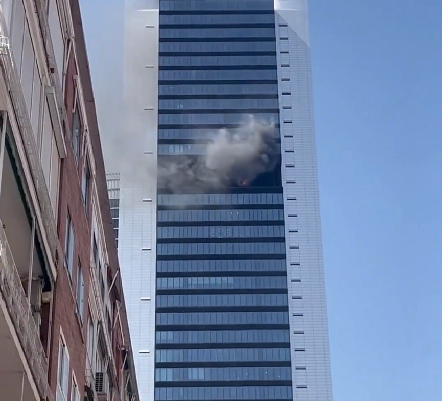 Un aparatoso incendio obliga a desalojar una de las Cuatro Torres de Madrid Un aparatoso incendio obliga a desalojar una de las Cuatro Torres de Madrid