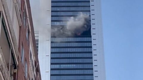 Un aparatoso incendio obliga a desalojar una de las Cuatro Torres de Madrid