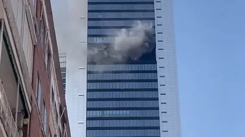 Un aparatoso incendio obliga a desalojar una de las Cuatro Torres de Madrid Un aparatoso incendio obliga a desalojar una de las Cuatro Torres de Madrid