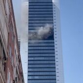 Un aparatoso incendio obliga a desalojar una de las Cuatro Torres de Madrid