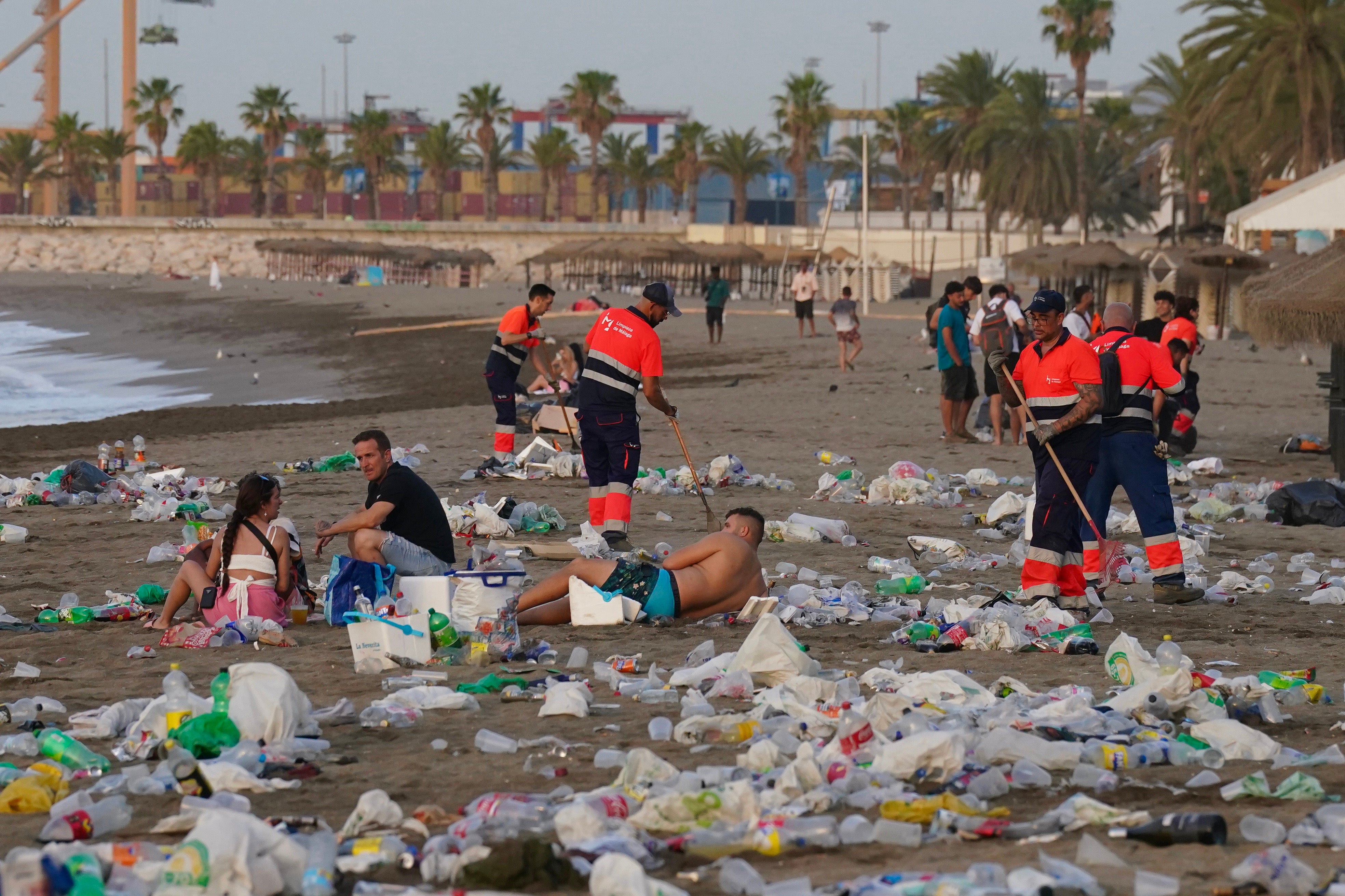 Las playas españolas amanecen con toneladas de basura tras San Juan: los ayuntamientos activan dispositivos de limpieza Las playas españolas amanecen con toneladas de basura tras San Juan: los ayuntamientos activan dispositivos de limpieza