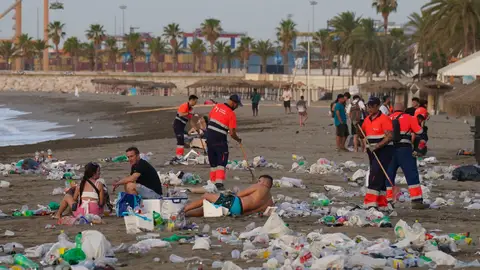 Las playas españolas amanecen con toneladas de basura tras San Juan: los ayuntamientos activan dispositivos de limpieza Las playas españolas amanecen con toneladas de basura tras San Juan: los ayuntamientos activan dispositivos de limpieza
