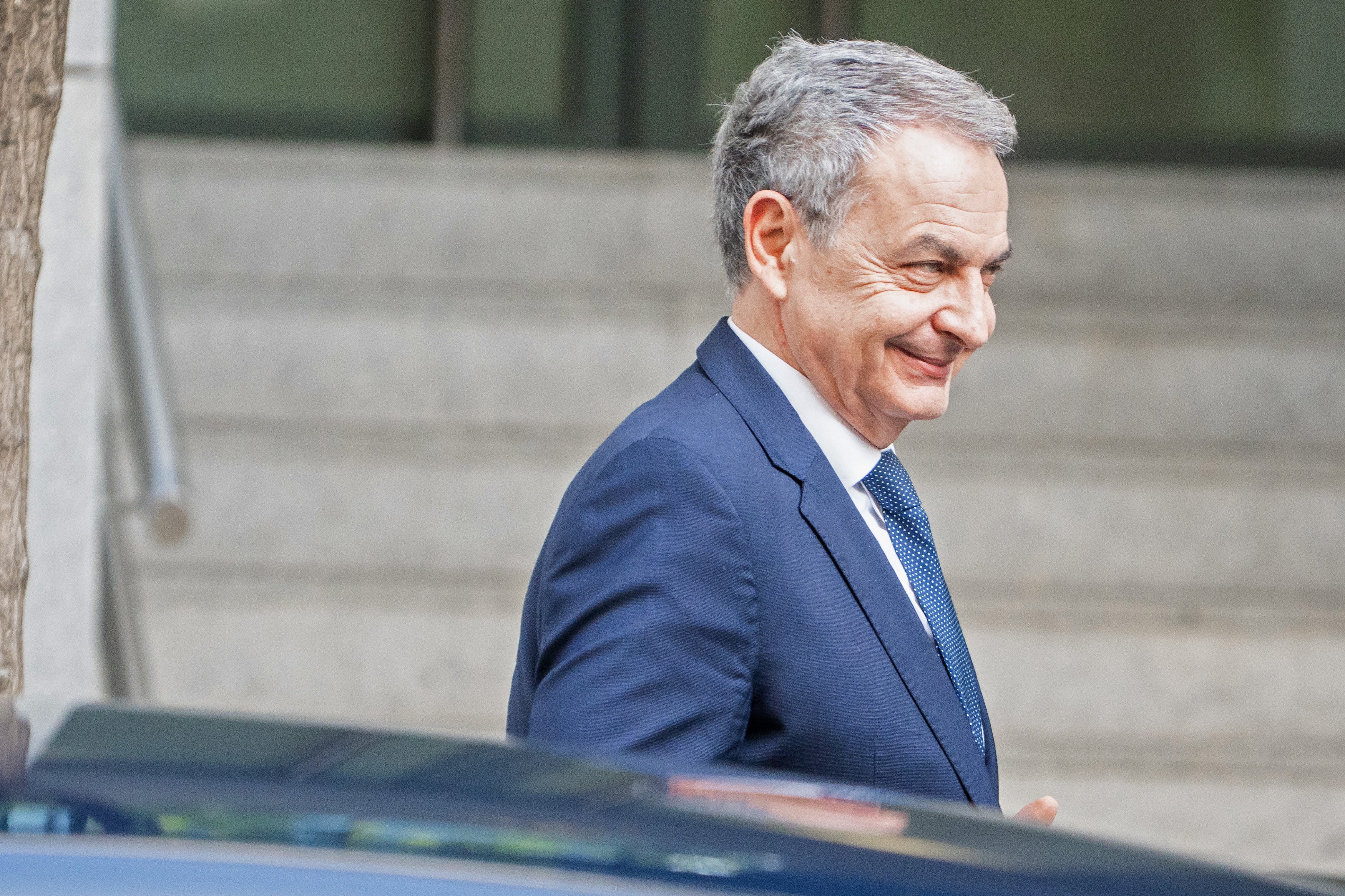 El PSOE respalda a Zapatero y denuncia "una cacería" contra él: "Incompatible con las exigencias de una democracia" El PSOE respalda a Zapatero y denuncia "una cacería" contra él: "Incompatible con las exigencias de una democracia"