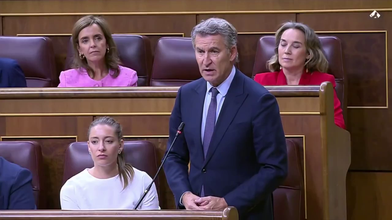 Sánchez y Feijóo se enzarzan por sus declaraciones de la Renta: "Díganos cuánto paga usted" Sánchez y Feijóo se enzarzan por sus declaraciones de la Renta: "Díganos cuánto paga usted"