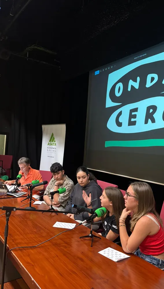 Ansiedad, falta de trabajo y pocas opciones de ocio: lo que preocupa a los jóvenes de Luarca. Ansiedad, falta de trabajo y pocas opciones de ocio: lo que preocupa a los jóvenes de Luarca.