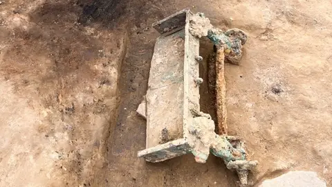 Un carro de bronce único en la península ibérica, el nuevo hallazgo en el yacimiento Casas del Turuñuelo Un carro de bronce único en la península ibérica, el nuevo hallazgo en el yacimiento Casas del Turuñuelo