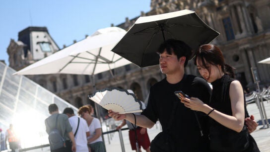Turistas se refugian del calor en Par&iacute;s, Francia. 