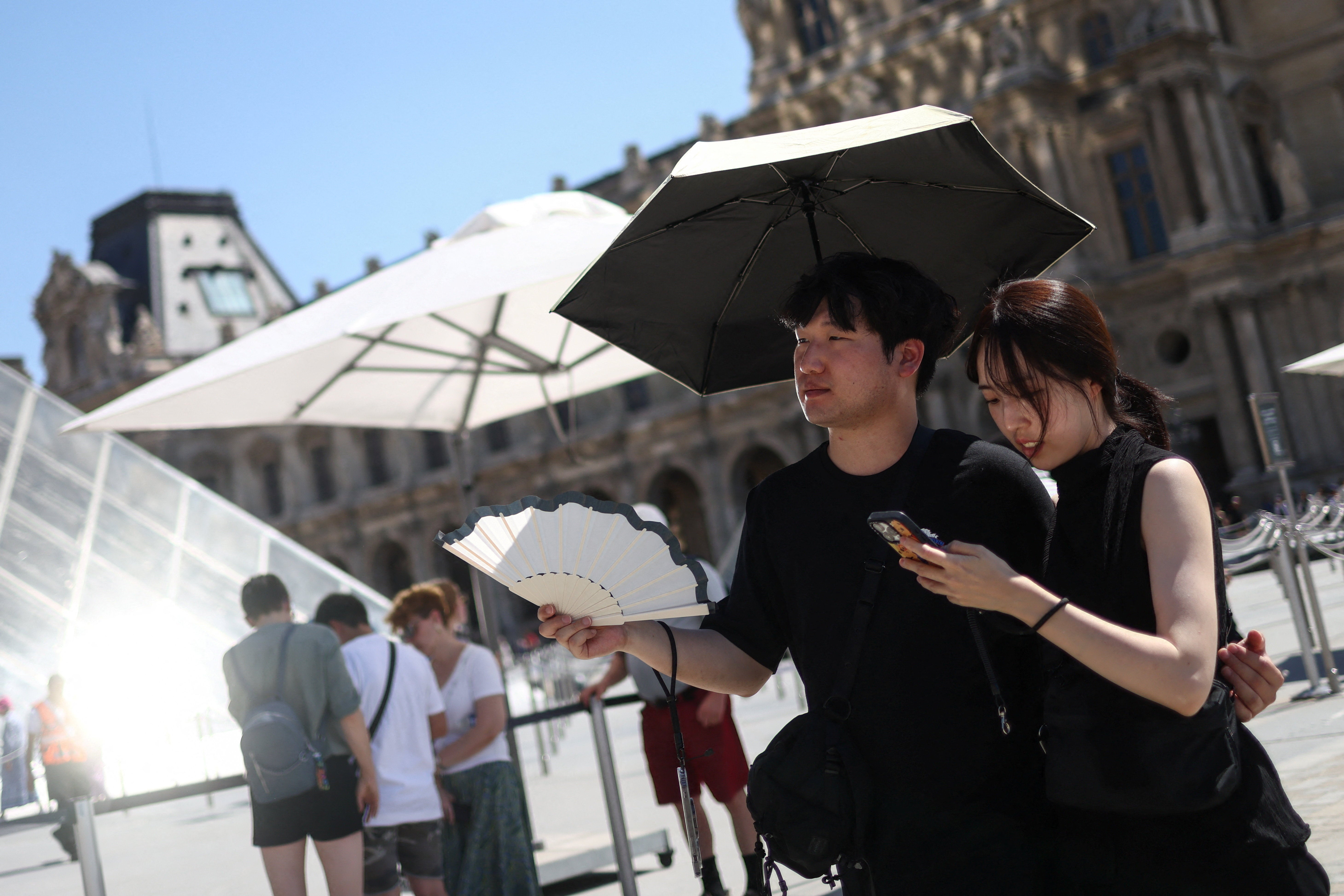 Turistas se refugian del calor en París, Francia. Turistas se refugian del calor en París, Francia.