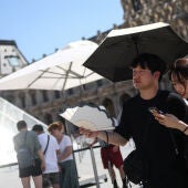 Turistas se refugian del calor en París, Francia. 
