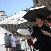 Turistas se refugian del calor en París, Francia. Turistas se refugian del calor en París, Francia.