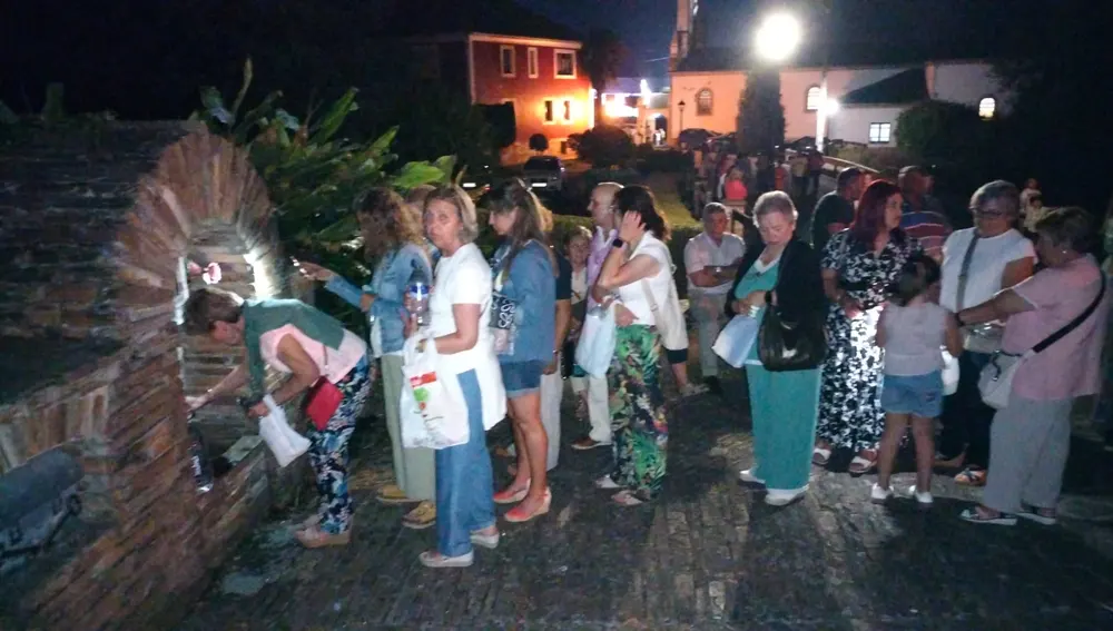 Decenas de personas acuden a la bendición y procesión del agua bendita de S. J. Prendones. Decenas de personas acuden a la bendición y procesión del agua bendita de S. J. Prendones.