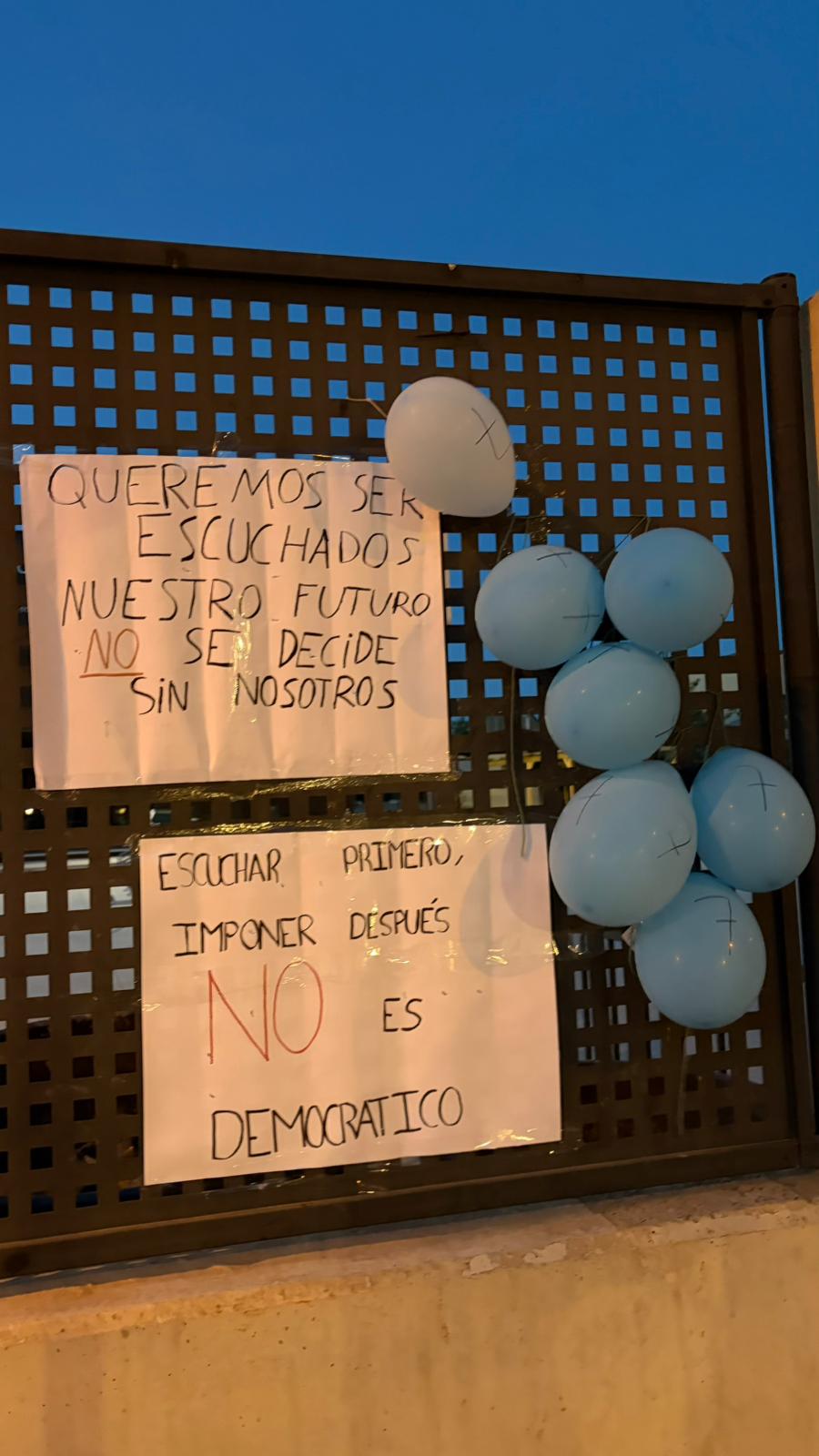 Las movilizaciones sobrevuelan el colegio Princesa de Asturias de Elche por la falta de plazas en el instituto Victoria Kent Las movilizaciones sobrevuelan el colegio Princesa de Asturias de Elche por la falta de plazas en el instituto Victoria Kent