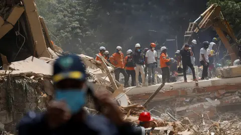 Los servicios de emergencia trabajan en el lugar de un edificio derrumbado tras los terremotos que azotaron el país, en Caracas, Venezuela Los servicios de emergencia trabajan en el lugar de un edificio derrumbado tras los terremotos que azotaron el país, en Caracas, Venezuela