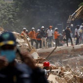 Los servicios de emergencia trabajan en el lugar de un edificio derrumbado tras los terremotos que azotaron el país, en Caracas, Venezuela