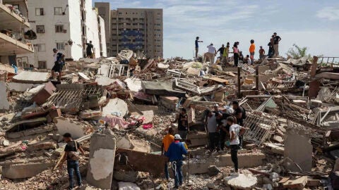 Imagen de un edificio derrumbado por los terremotos en Venezuela