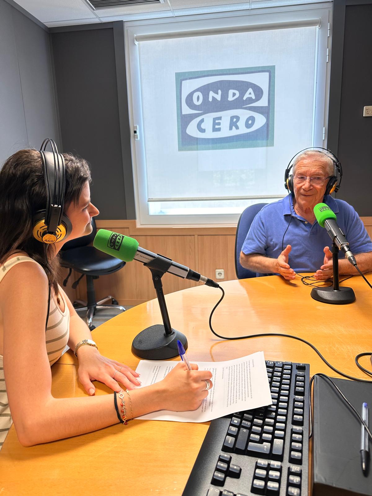 Joan Pera “Jo ofereixo el que tinc: vull que la gent sigui feliç; si riuen, jo també ric” Joan Pera “Jo ofereixo el que tinc: vull que la gent sigui feliç; si riuen, jo també ric”