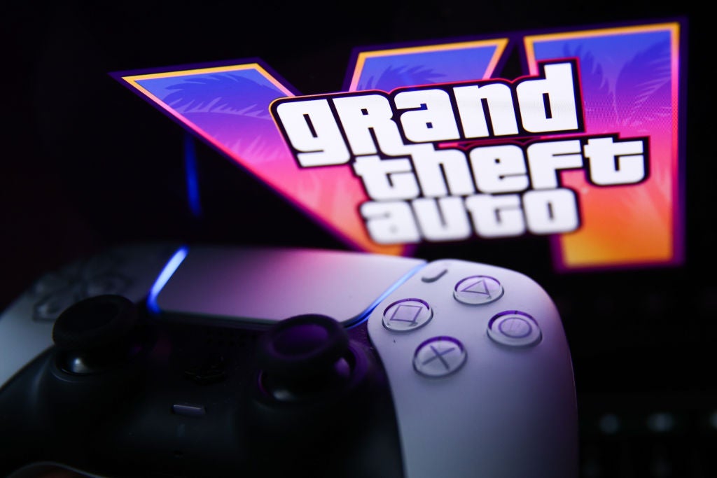 Logotipo del videojuego junto a un mando de Playstation5 Logotipo del videojuego junto a un mando de Playstation5