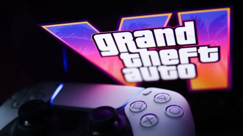 Logotipo del videojuego junto a un mando de Playstation5