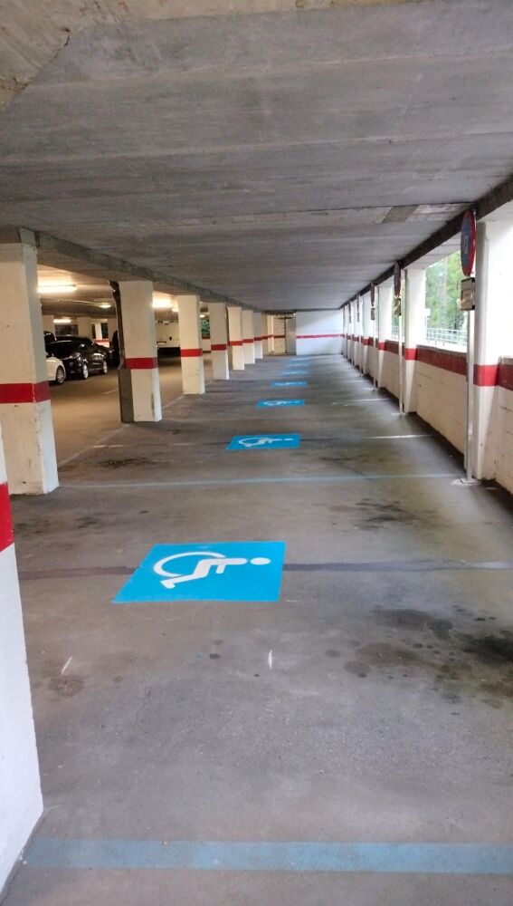 El ayuntamiento de Valdés centraliza en la parte inferior de La Curtidora las plazas de discapacidad.