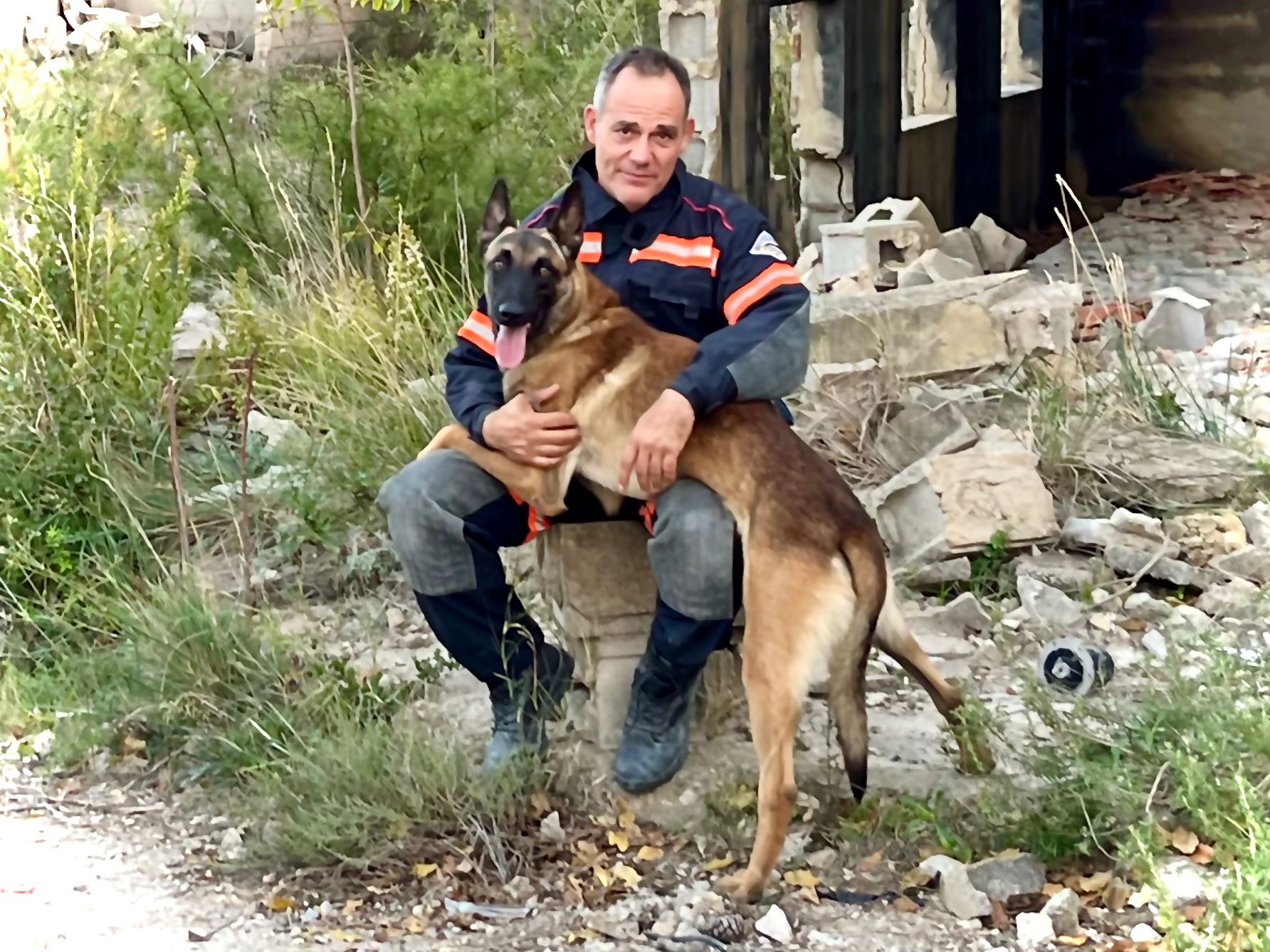 El castellonense Luis Caracena viaja a Venezuela con su perro de rescate para participar en las labores de búsqueda tras el terremoto El castellonense Luis Caracena viaja a Venezuela con su perro de rescate para participar en las labores de búsqueda tras el terremoto