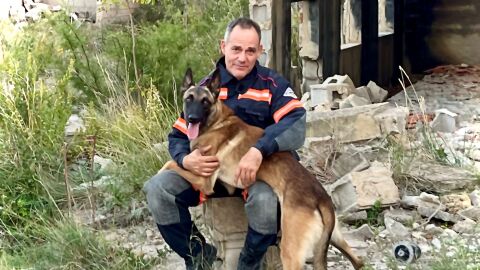 Luis Caracena y su perro Covid 