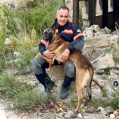 Luis Caracena y su perro Covid 