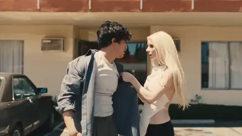 Anya Taylor-Joy y Charles Melton en el videoclip de 'Jelaus Lover' de The Rolling Stones Anya Taylor-Joy y Charles Melton en el videoclip de 'Jelaus Lover' de The Rolling Stones