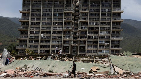 Derrumbes en La Guaira, Venezuela, tras los terremotos. Derrumbes en La Guaira, Venezuela, tras los terremotos.