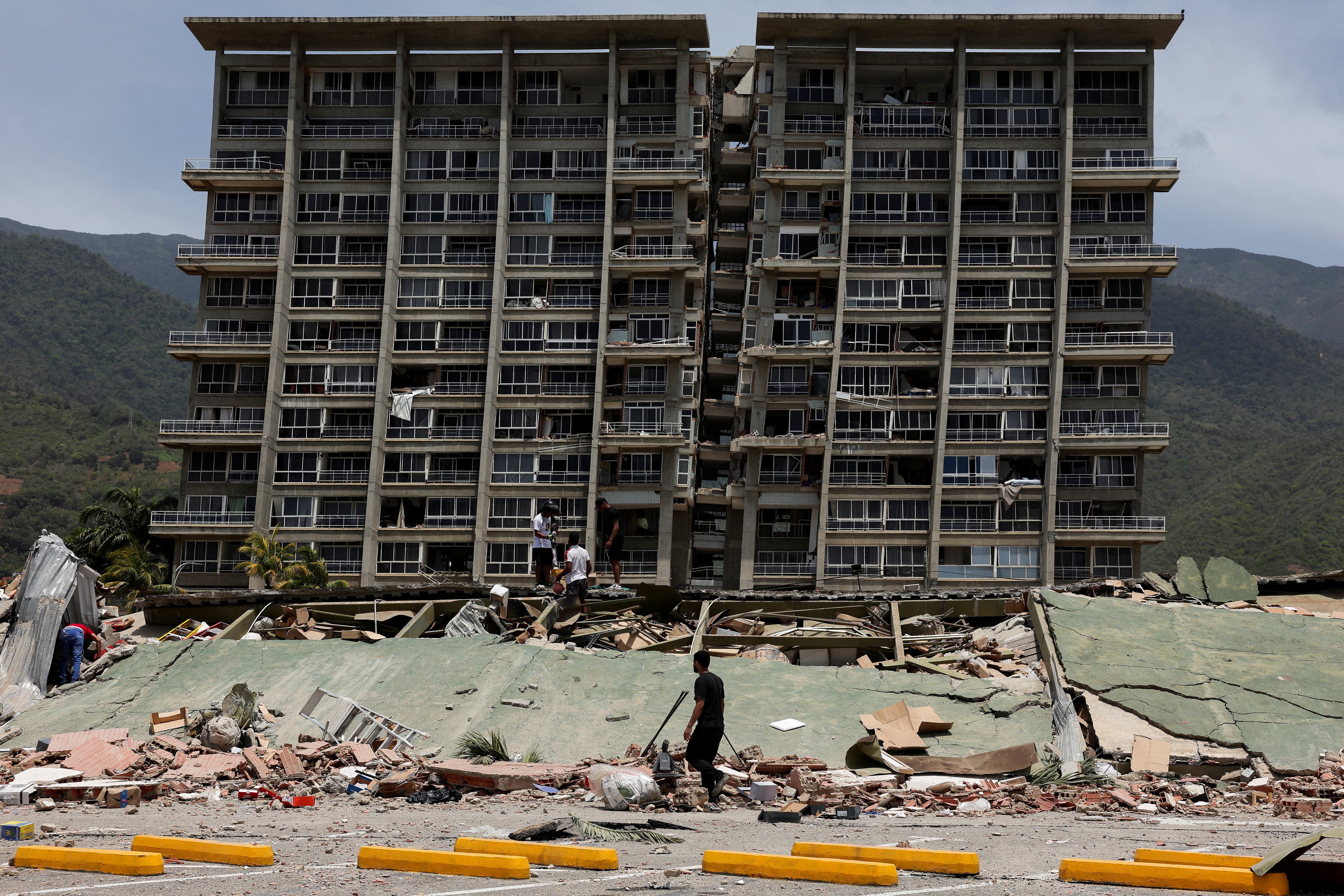 Derrumbes en La Guaira, Venezuela, tras los terremotos. Derrumbes en La Guaira, Venezuela, tras los terremotos.