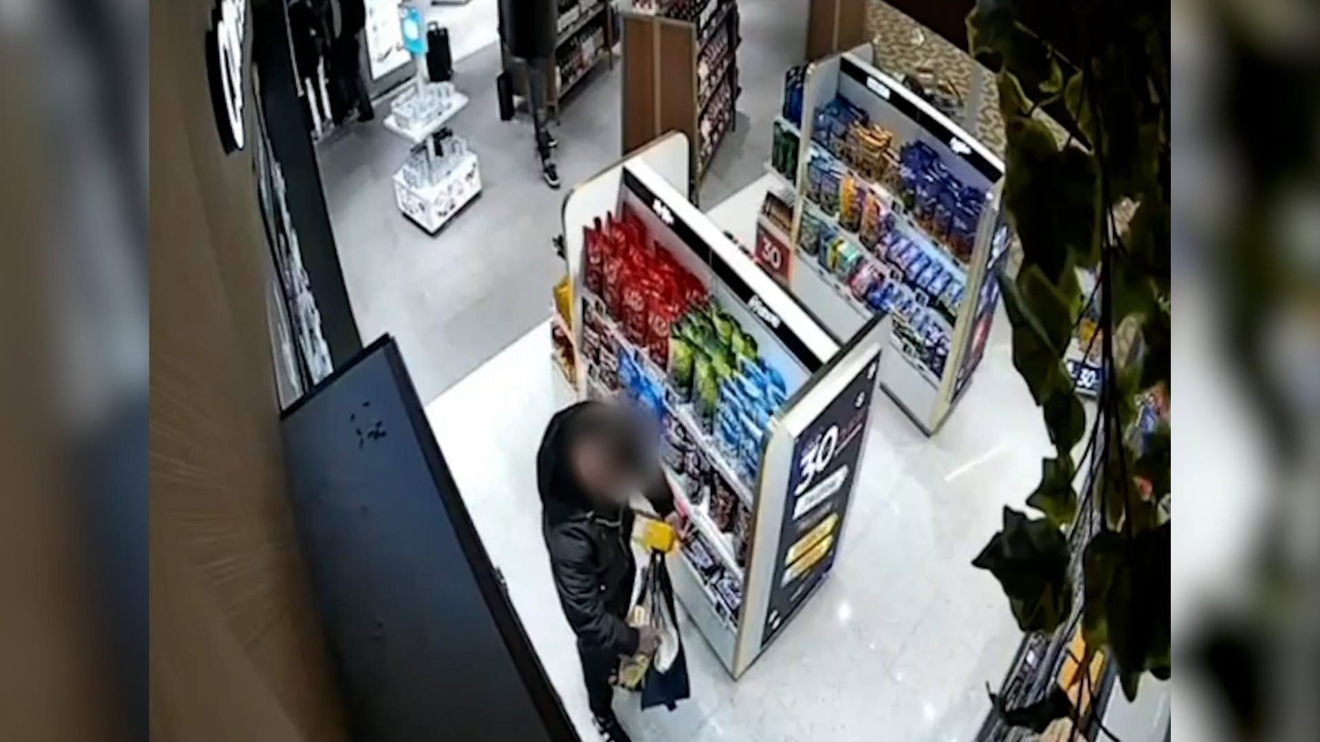 Desmantelada una red asentada en la provincia que robaba artículos en aeropuertos europeos, también en Lavacolla, para venderlos en Reino Unido Desmantelada una red asentada en la provincia que robaba artículos en aeropuertos europeos, también en Lavacolla, para venderlos en Reino Unido
