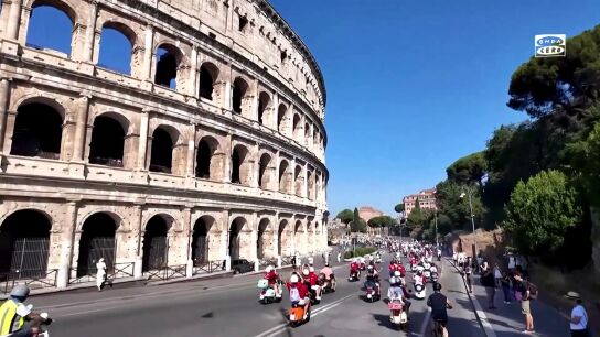 Miles de apasionados de la Vespa junto al Coliseo, Roma. 